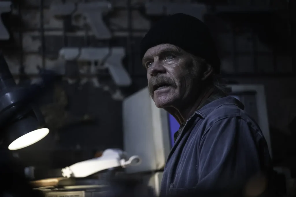 Diễn viên kỳ cựu William H. Macy (Shameless) vào vai Molie, một tay buôn ở khu ổ chuột.