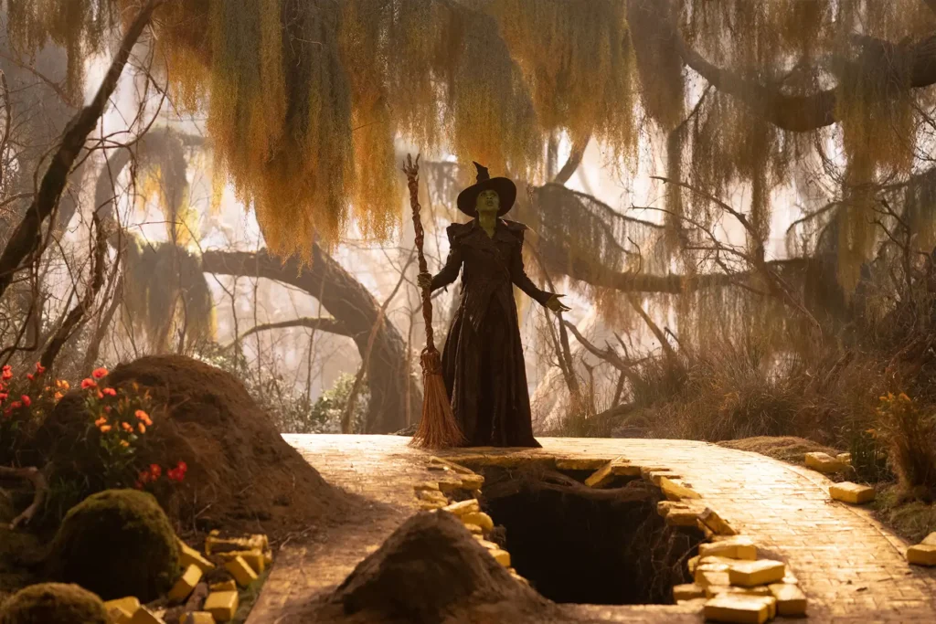 Chiếc mũ và áo choàng biểu tượng cho sức mạnh của Elphaba