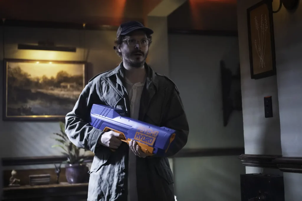 Michael Cera (Scott Pilgrim, Barbie) sẽ là trợ thủ bất đắc dĩ của Ben trên đường trốn chạy.